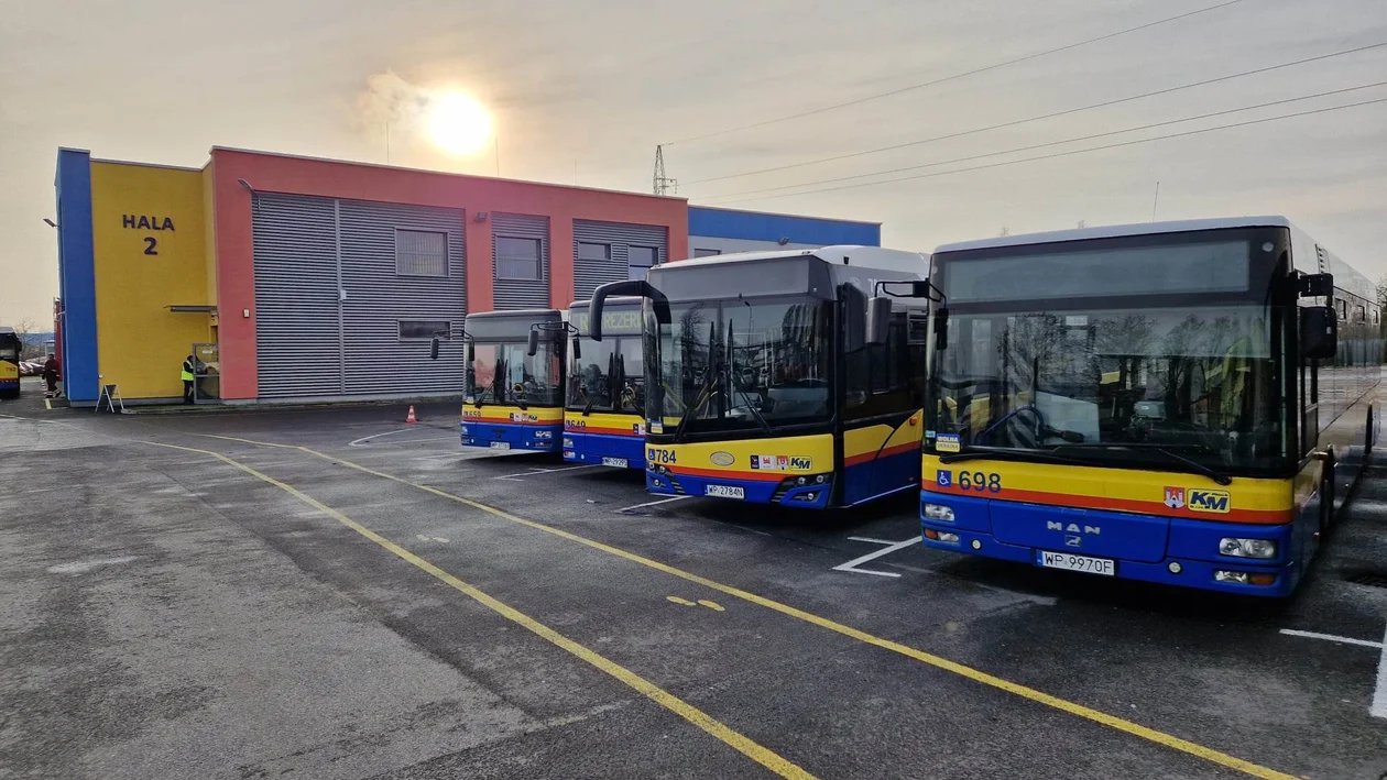 Wszystkich Świętych w Płocku. Będą dodatkowe parkingi, dojazd na cmentarz autobusem będzie darmowy - Zdjęcie główne