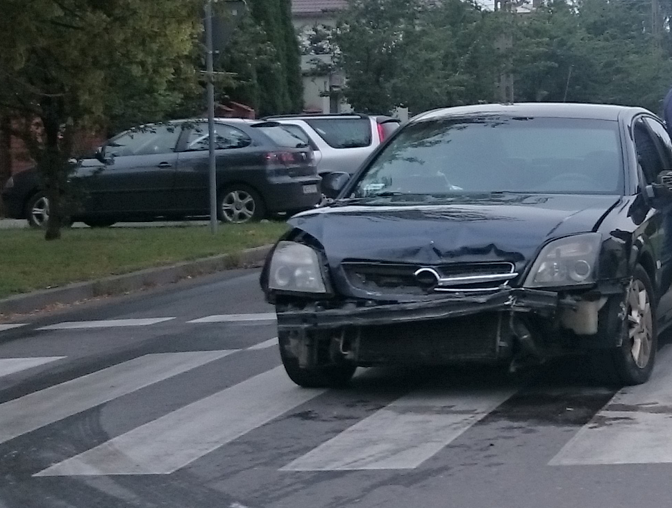 Stłuczka na skrzyżowaniu z Wyszogrodzką - Zdjęcie główne