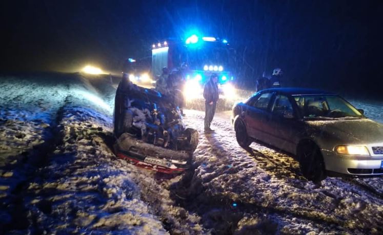 Pod Płockiem dachował samochód. Uwaga na śliskie drogi - Zdjęcie główne