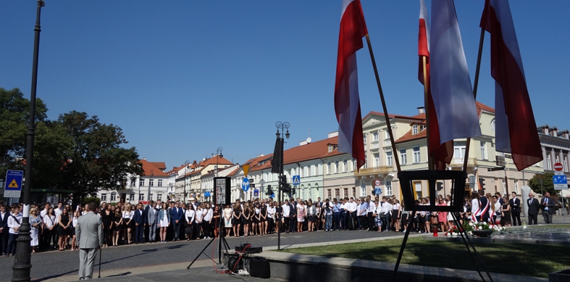 Mnóstwo młodzieży przy odwachu. Pamiętali o 77. rocznicy wybuchu II wojny światowej - Zdjęcie główne