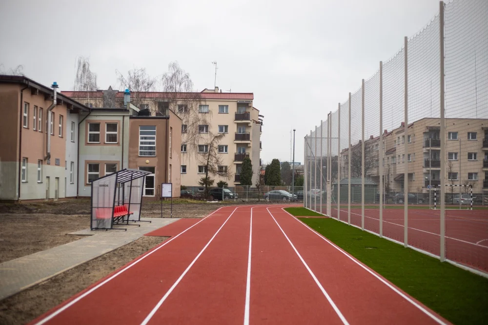 Inwestycja przy płockiej szkole zakończona. Jest kompleks sportowy za kilka milionów[ZDJĘCIA] - Zdjęcie główne