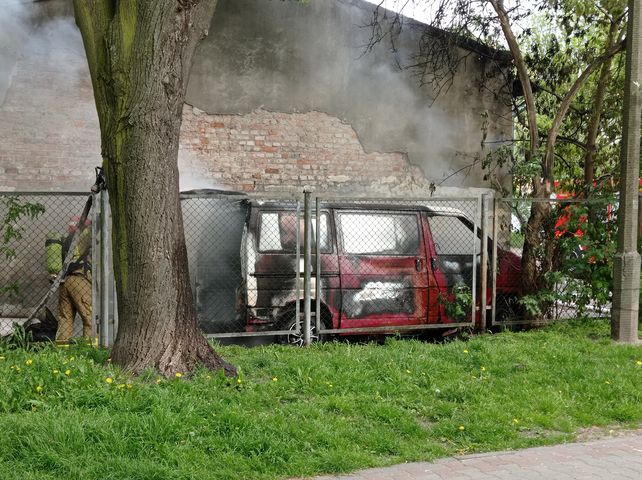 Pożar w Płocku. Płonął samochód dostawczy [ZDJĘCIA] - Zdjęcie główne