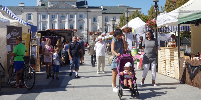 Ruszył jarmark. Wszystkie stoły zastawione - Zdjęcie główne