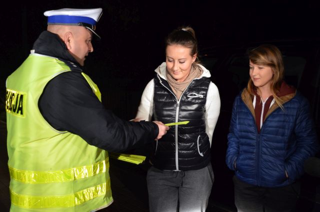 Policjanci zaczepiali ludzi na ciemnej ulicy - Zdjęcie główne