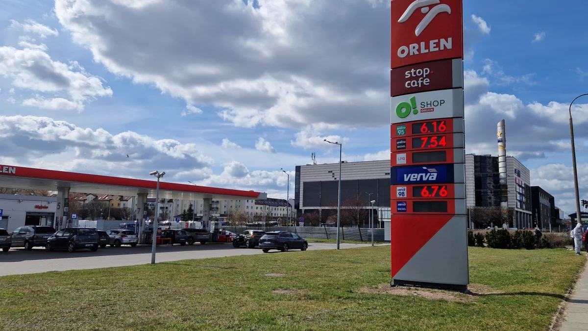 Paliwo potaniało. Na stacjach benzynowych widać wzmożony ruch