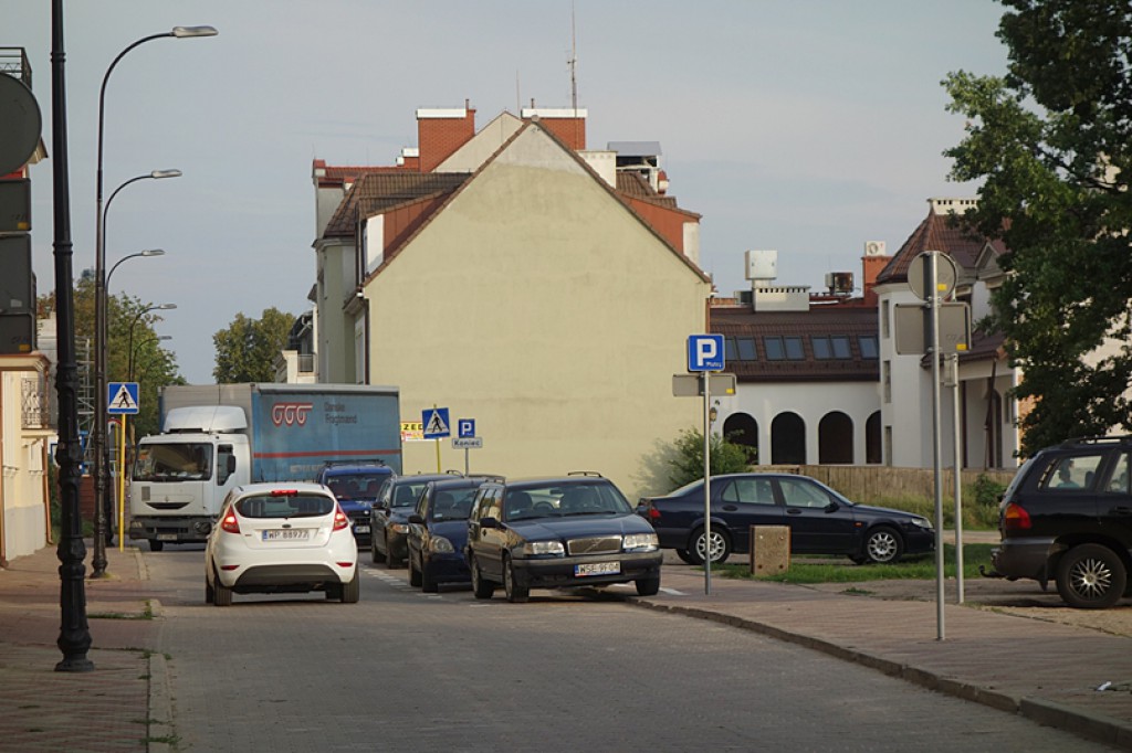 Samowolka. Auta na placu i na promenadzie - Zdjęcie główne