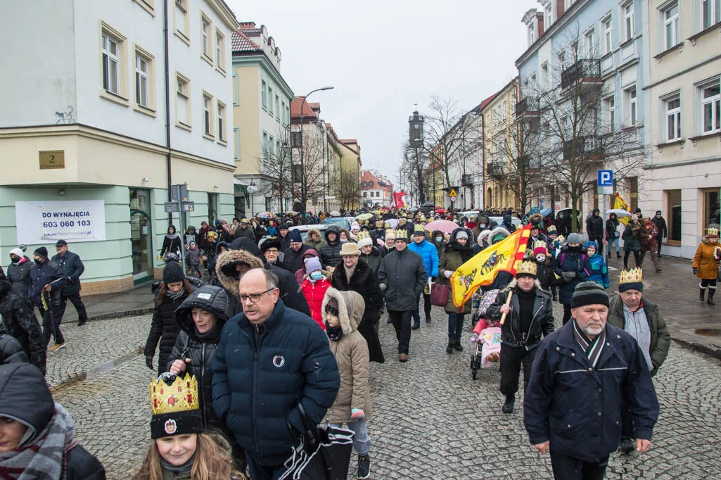 Orszak Trzech Króli w Płocku. - Nie pomylmy światła Gwiazdy Betlejemskiej z blaskiem ekranu telefonu [ZDJĘCIA] - Zdjęcie główne