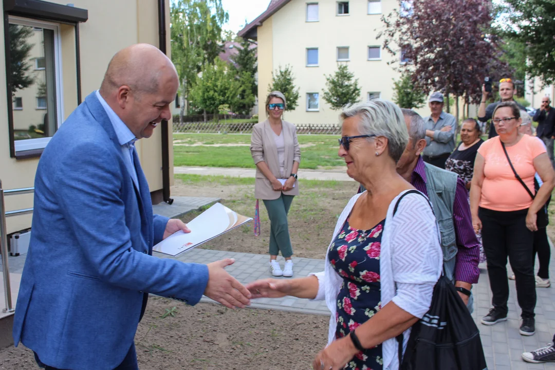 Kolejny blok komunalny na osiedlu Miodowa Jar oddany. Lokatorzy odebrali klucze [ZDJĘCIA] - Zdjęcie główne