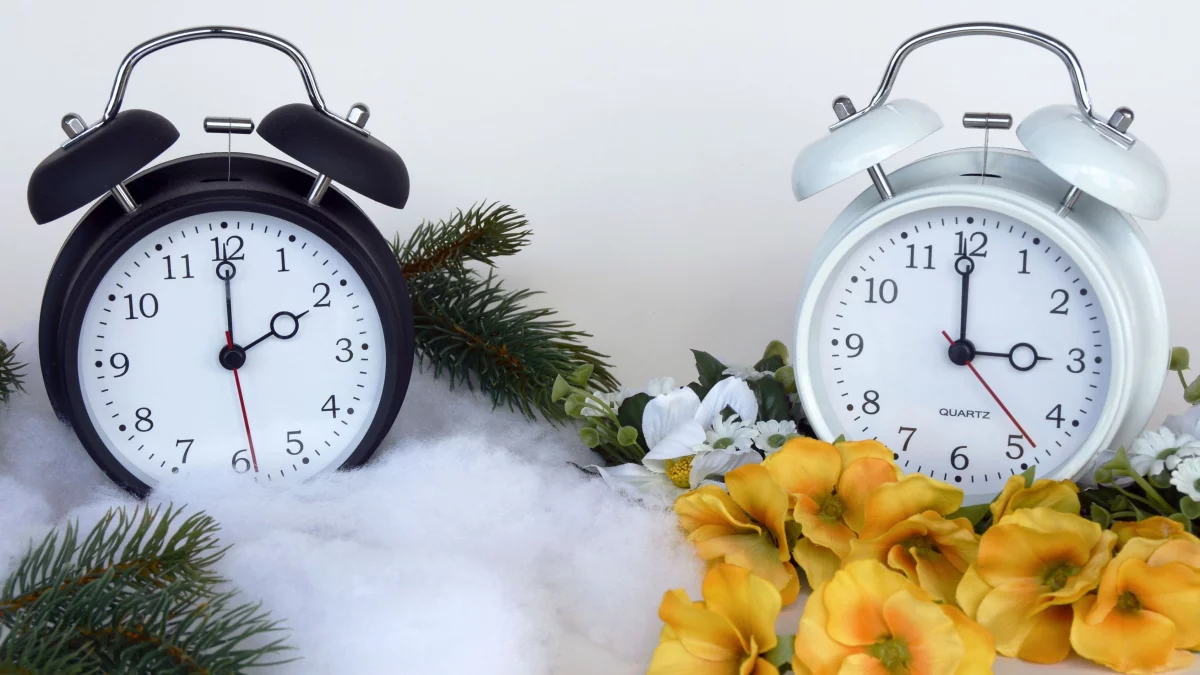 Kolejny raz "po raz ostatni" zmieniamy czas. Śpimy dłużej, czy krócej?