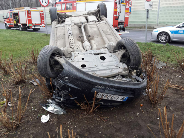 Wypadek na rondzie. Są ranni [FOTO] - Zdjęcie główne