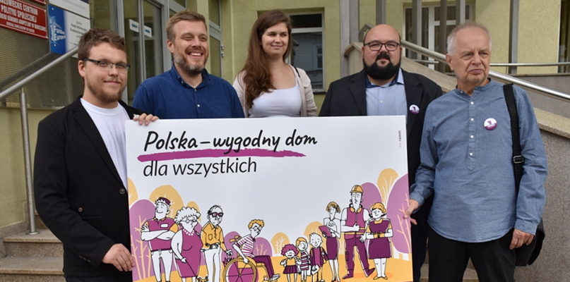 Zandberg: Zamiast lekcji religii, sfinansujemy ciepłe posiłki dla dzieci - Zdjęcie główne