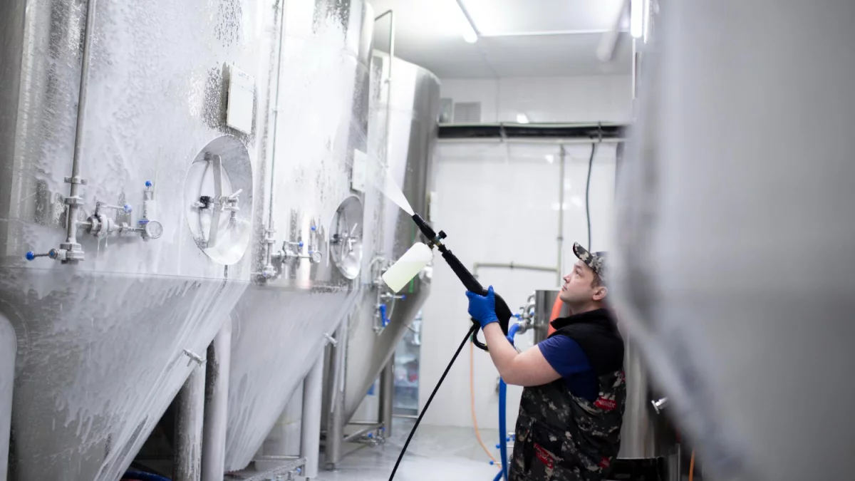 Zanieczyszczenia biologiczne w procesach produkcyjnych – jak je kontrolować?