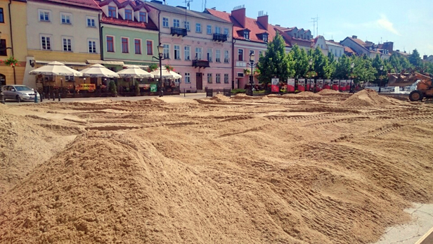 Znów budują plażę przed ratuszem [FOTO] - Zdjęcie główne