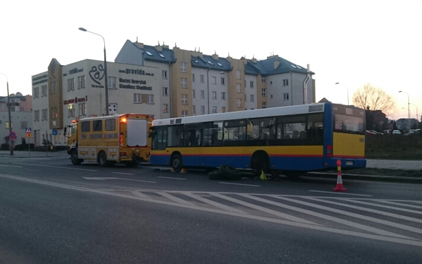 Na Podolszycach autobus blokuje pas [FOTO] - Zdjęcie główne