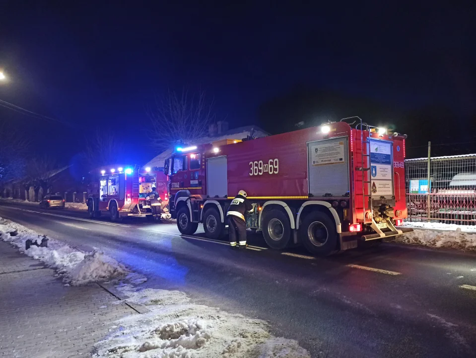 Z domu wydobywał się dym, choć nie było ognia. Tragedii zapobiegli sąsiedzi - Zdjęcie główne