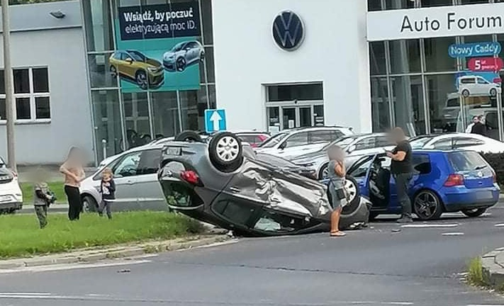 Poważnie wyglądające zdarzenie w Płocku. Dachował samochód [ZDJĘCIA] - Zdjęcie główne