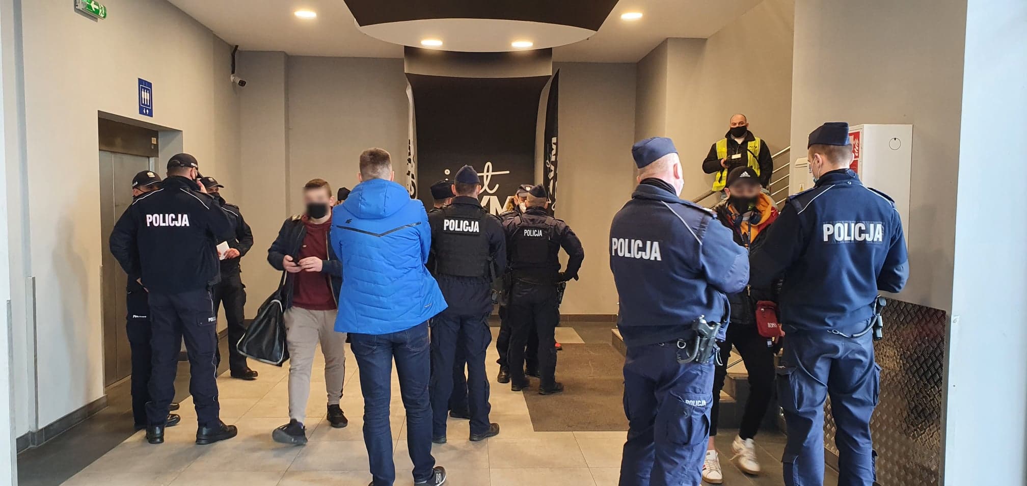 Sanepid i policja w płockiej siłowni. Czy będą kary dla ćwiczących? - Zdjęcie główne