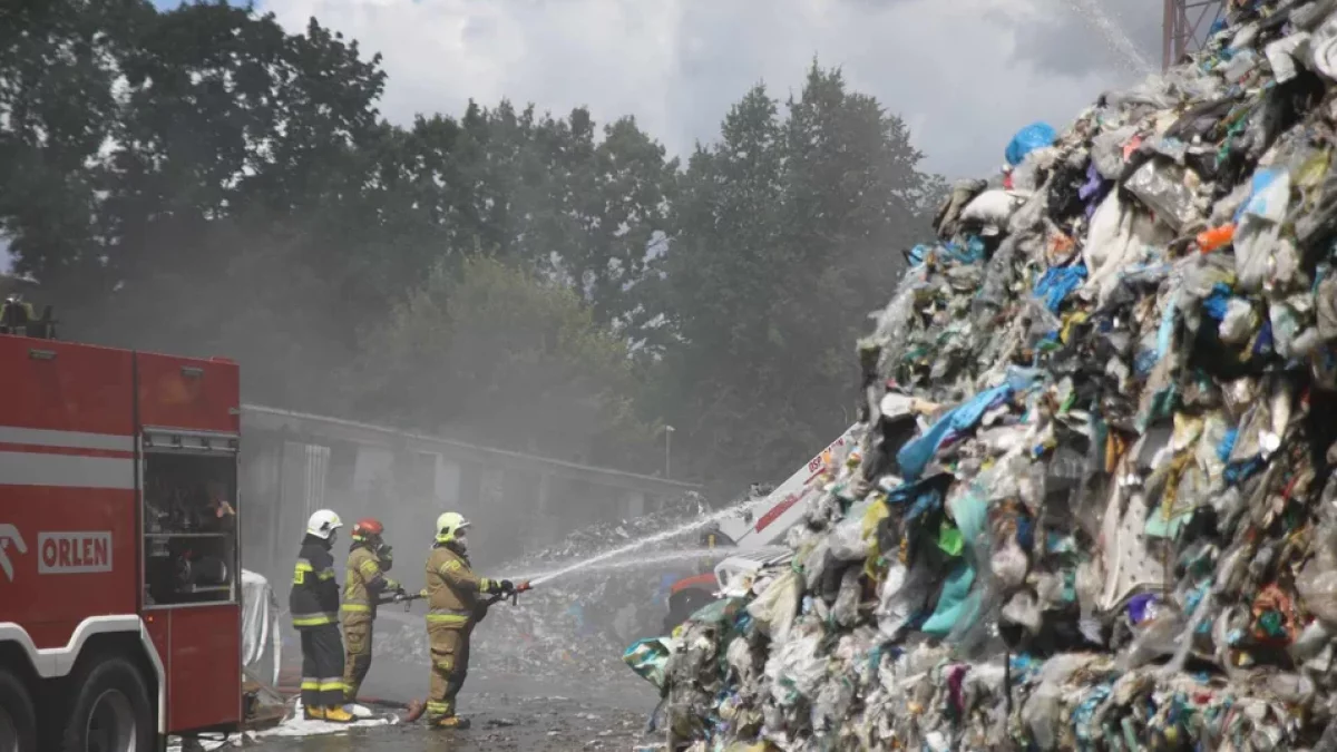 Ponad rok od nakazu usunięcia śmieci, a składowisko nadal istnieje. Co dalej w tej sprawie? - Zdjęcie główne