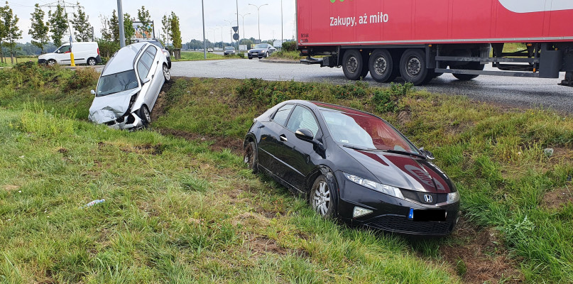 Wypadek na rondzie. Dwa auta w rowie, trzy osoby w szpitalu [FOTO]  - Zdjęcie główne