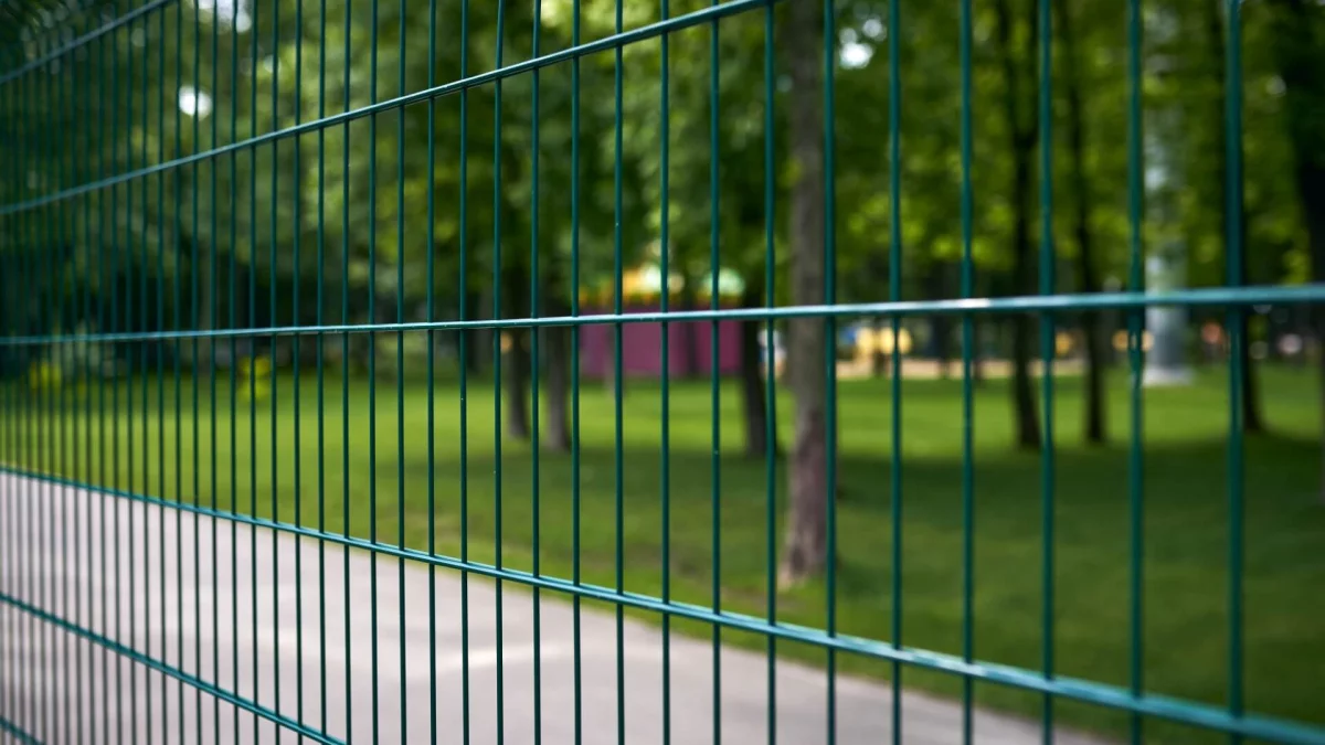 Jak postawić ogrodzenie zgodnie z prawem?