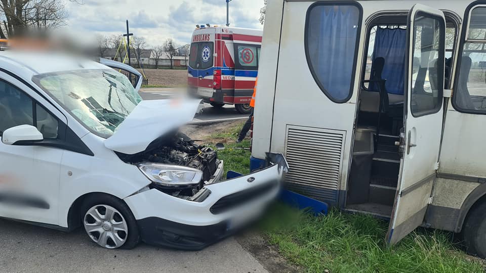 Wypadek w powiecie. Kierowca autobusu wymusił pierwszeństwo [ZDJĘCIA] - Zdjęcie główne