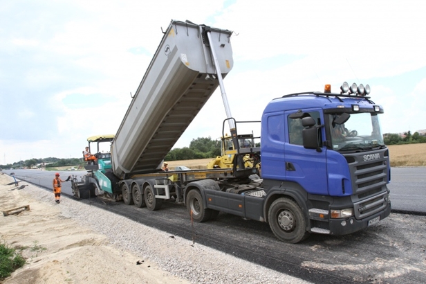 Kładą asfalt na obwodnicy. 700 ton dziennie - Zdjęcie główne