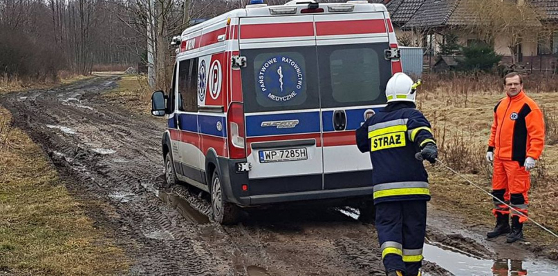 Karetka utknęła w błocie, interweniowali strażacy - Zdjęcie główne