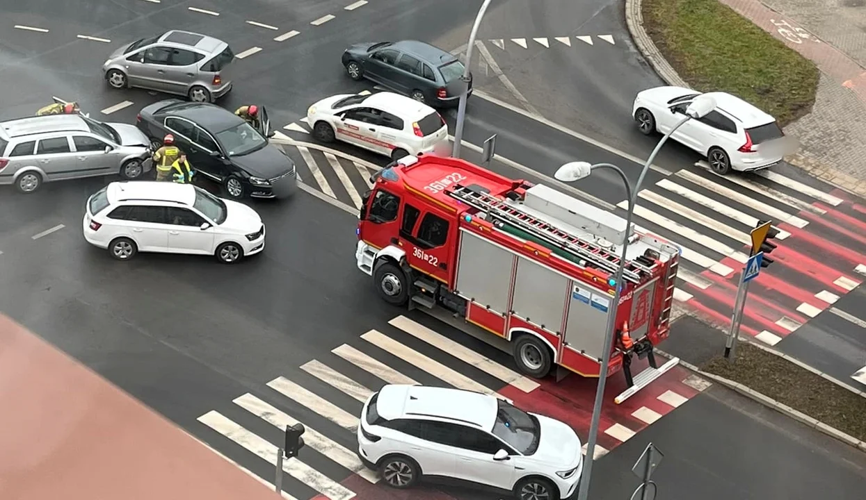 Zdarzenie w Płocku. 71-latek przejechał na czerwonym - Zdjęcie główne