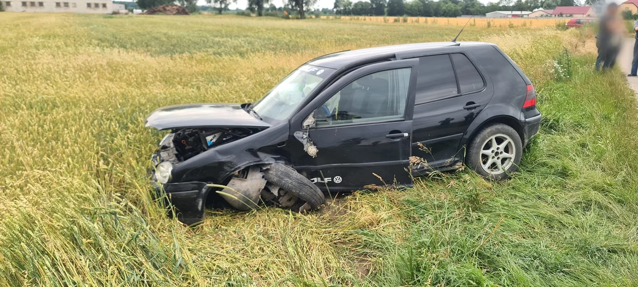 Zjechała na przeciwległy pas i uderzyła w samochód. Kobieta zasłabła za kierownicą [ZDJĘCIA] - Zdjęcie główne