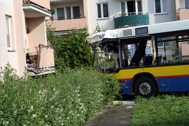 Autobus uderzył w blok, są ranni [FOTO] - Zdjęcie główne