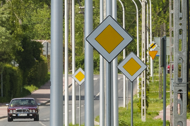 Absurdalne znaki drogowe w polu [FOTO] - Zdjęcie główne