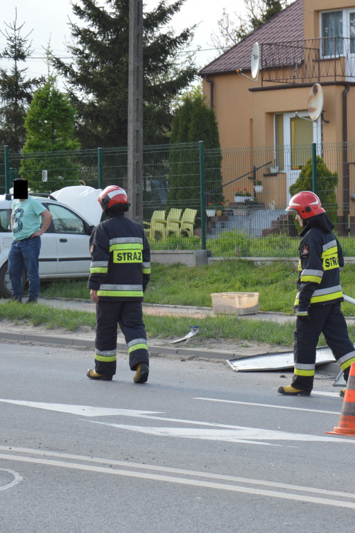 Staranował latarnię i znaki drogowe. Zatrzymał się na płocie. - Zdjęcie główne