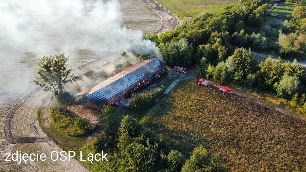 Pożar magazynu słomy. Kilkusettysięczne straty Stada Ogierów w Łącku [ZDJĘCIA] - Zdjęcie główne