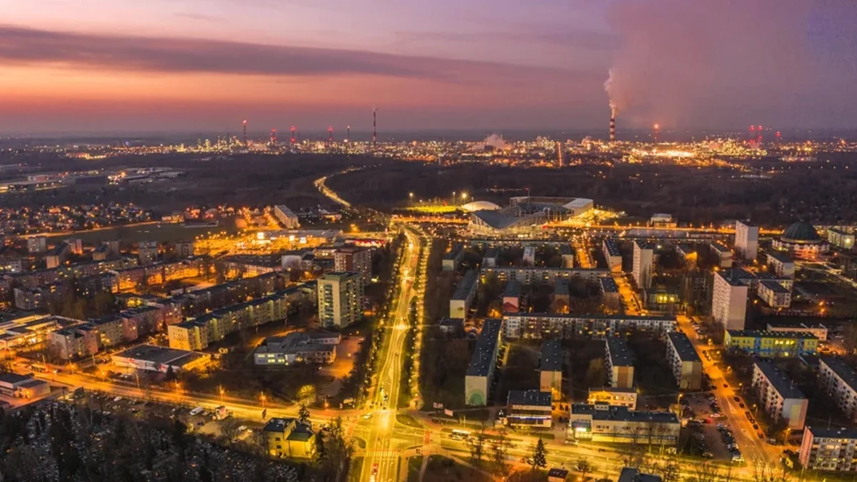 Młody człowiek latał dronem i chciał nagrać samochód. Naruszył zakaz i może mieć problemy