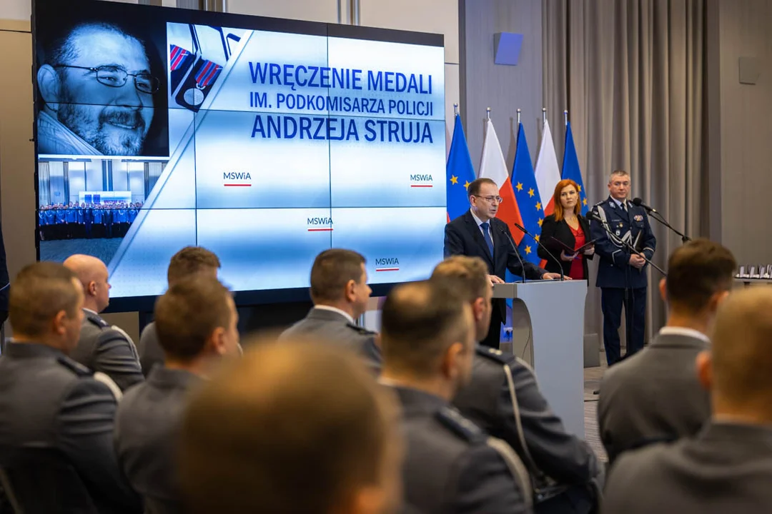 Z narażeniem życia ratował ludzi z płonącego szpitala. Otrzymał medal - Zdjęcie główne