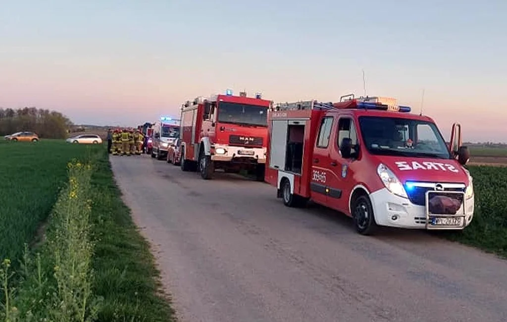 Dachowanie w powiecie płockim. Kierowca wypadł z auta - Zdjęcie główne