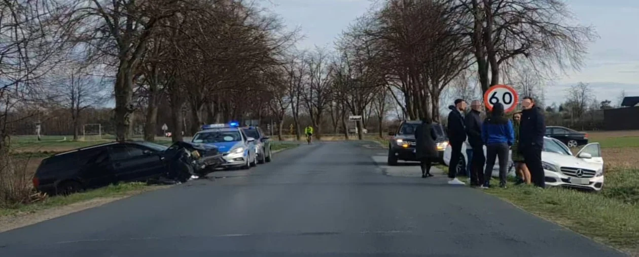 Czołowe zderzenie. Kierowca i pasażer uciekli z miejsca zdarzenia  - Zdjęcie główne