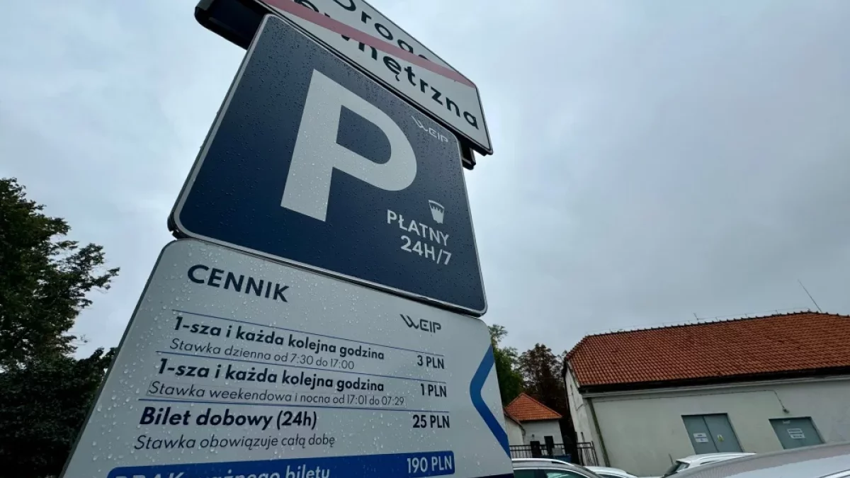 Jest stanowisko władz miasta ws. płatnego parkingu przy szpitalu św. Trójcy. Radny PiS: "Lenistwo i niedasizm" - Zdjęcie główne