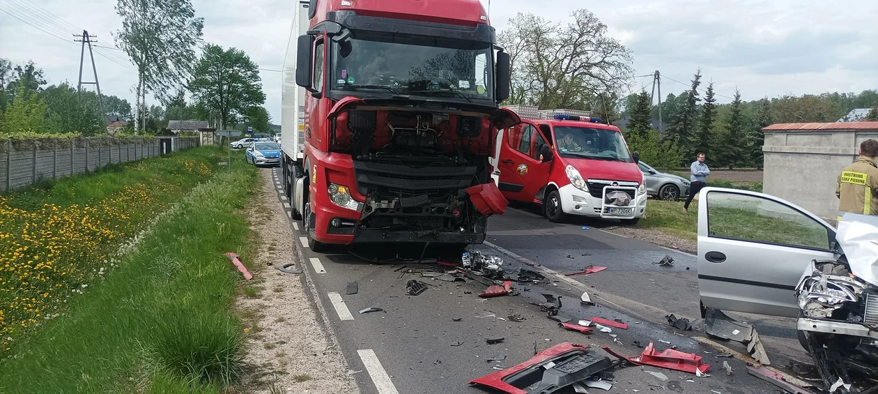 Czołowe zderzenie osobówki z TIR-em. Nie żyje 76-letni kierowca opla [ZDJĘCIA] - Zdjęcie główne