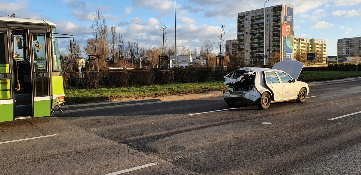 Zderzenie autobusu i auta osobowego na Piłsudskiego. 2 osoby w szpitalu  - Zdjęcie główne