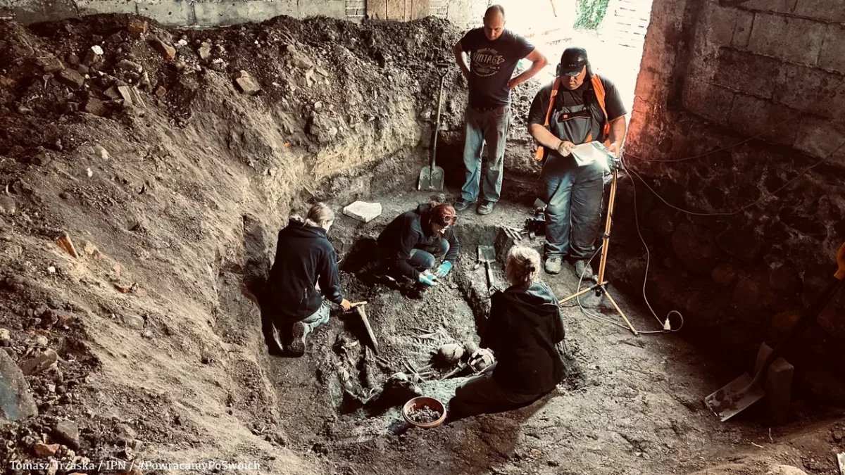 Zginęli od strzałów w tył głowy. Pogrzeb czterech ofiar "Szwadronu Śmierci" niedaleko Płocka