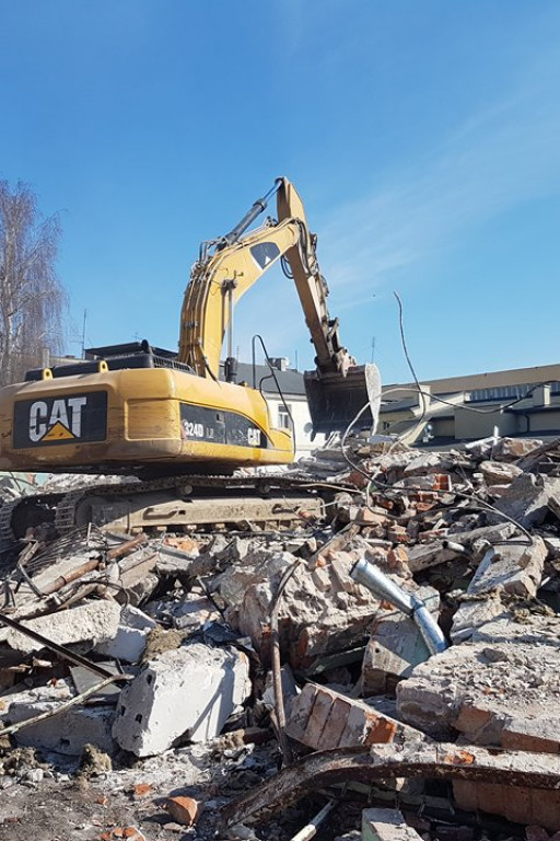 Parking na prawie 100 miejsc w centrum - Zdjęcie główne