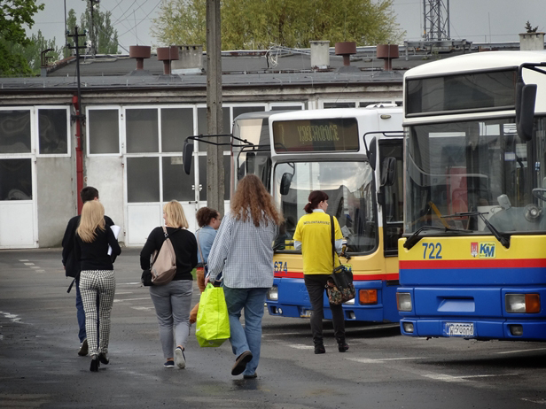 W autobusie: drzwi ścisnęły głowę kobiety? - Zdjęcie główne