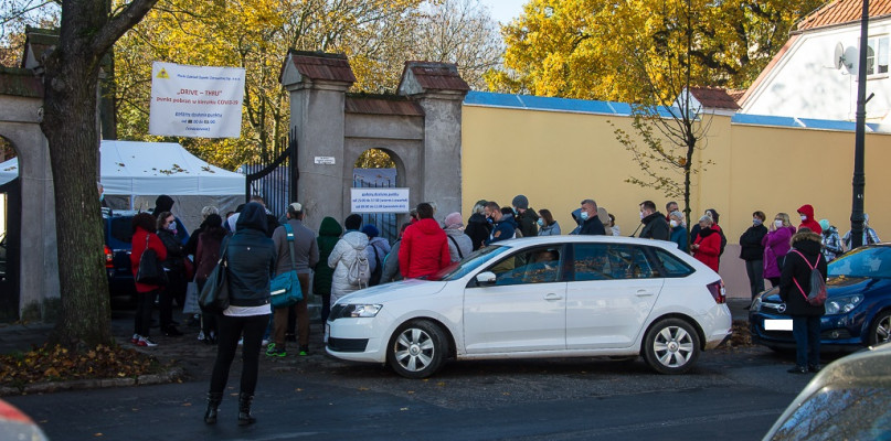 Olbrzymie kolejki pod punktem drive-thru przy miejskim szpitalu. - Nie mamy na to wpływu - Zdjęcie główne