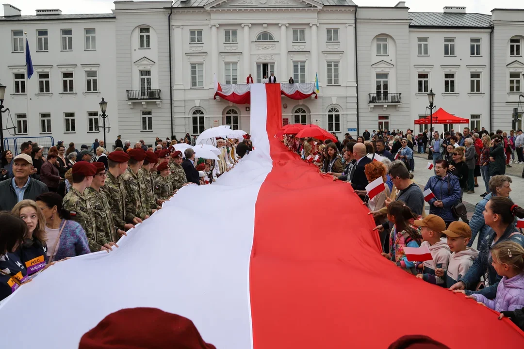 Jutro Dzień Flagi. Płocki nauczyciel zachęca: "Polska flaga w każdym domu!" - Zdjęcie główne