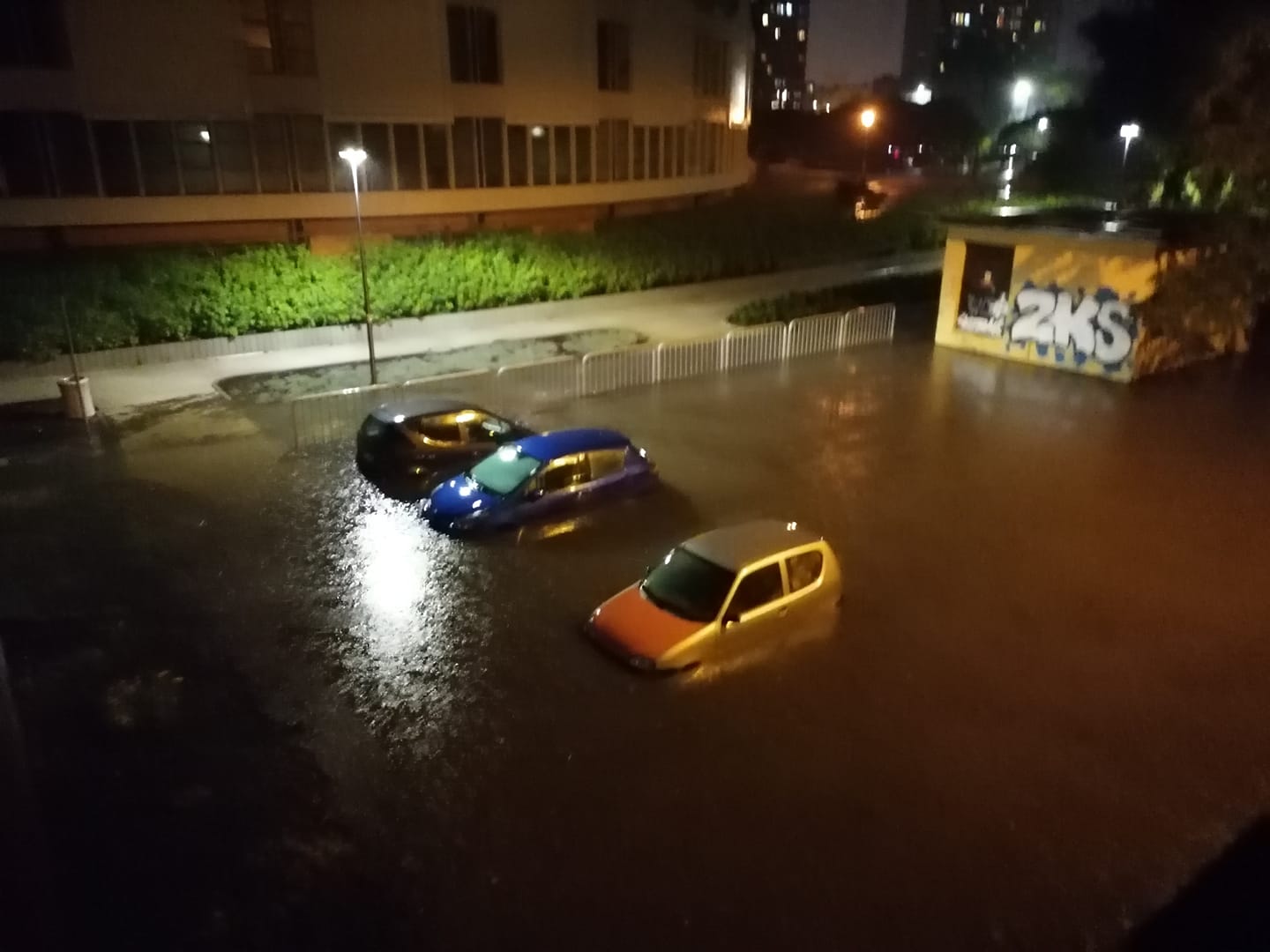 Oberwanie chmury nad Płockiem. Ulice nieprzejezdne, parkingi zalane - Zdjęcie główne