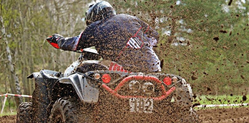 Quad uderzył w drzewo, auto staranowało ogrodzenie. Cztery wypadki w weekend - Zdjęcie główne