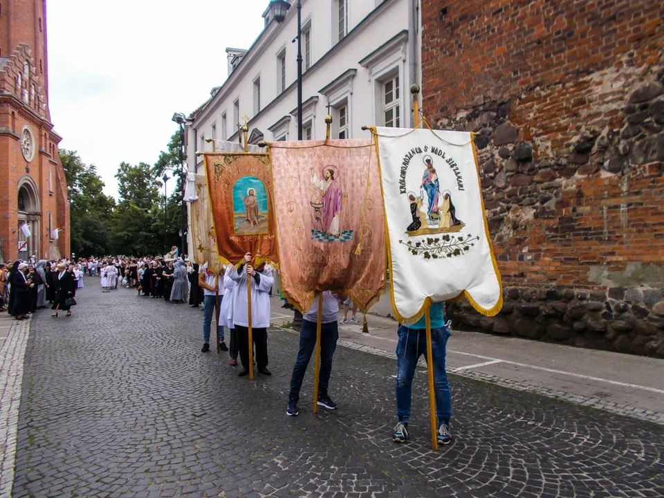 Coraz mniej Polaków wierzy w Boga. Sprawdźcie, co pokazują najnowsze dane - Zdjęcie główne