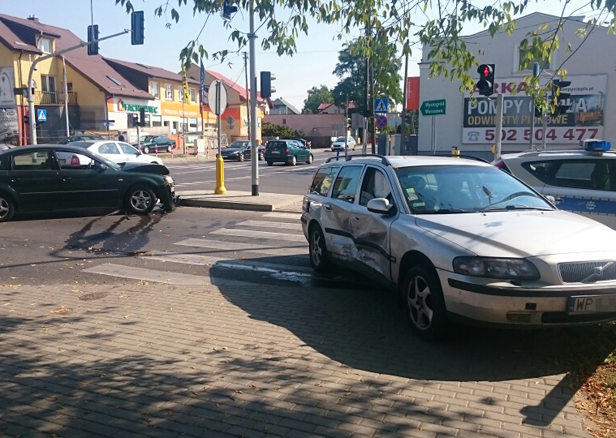 Zderzenie aut. Dwie osoby ranne [FOTO] - Zdjęcie główne