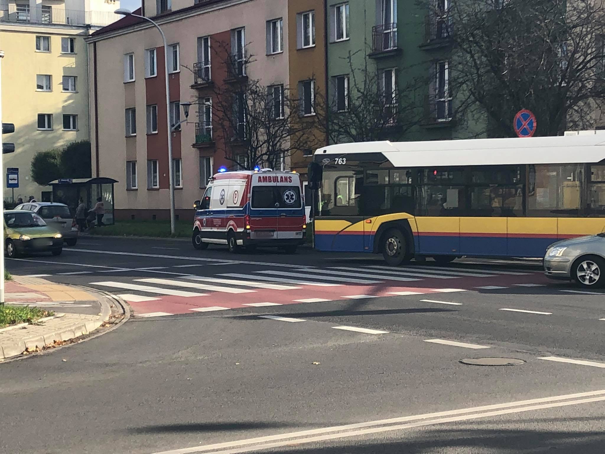 Wypadek w centrum Płocka. Pieszy wszedł wprost pod autobus [ZDJĘCIA] - Zdjęcie główne